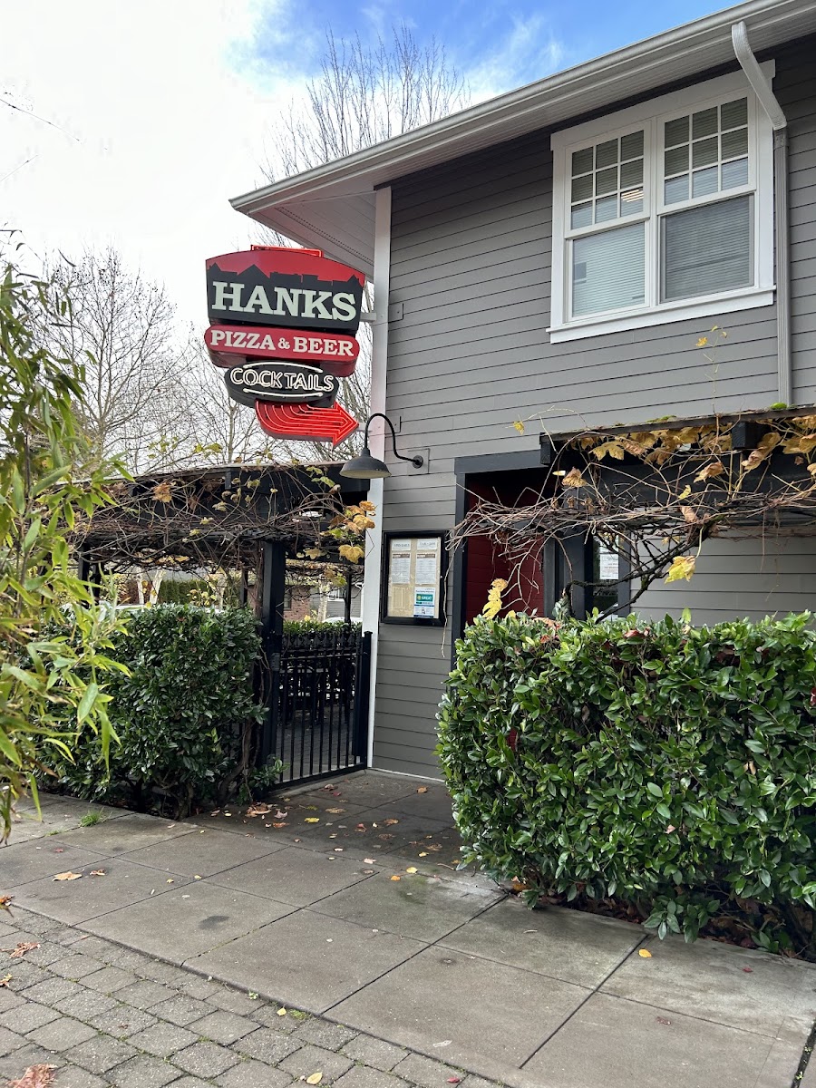 Hank's Bar And Pizza
