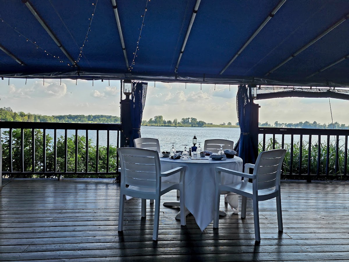 Oliveri's Crystal Lake Hotel
